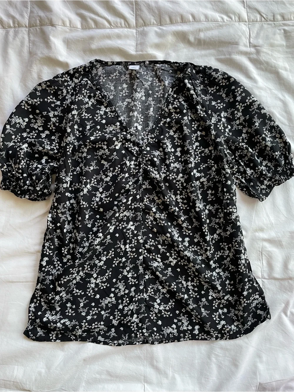 Old Navy Black Floral V-Neck Puff Sleeve Blouse Size Medium